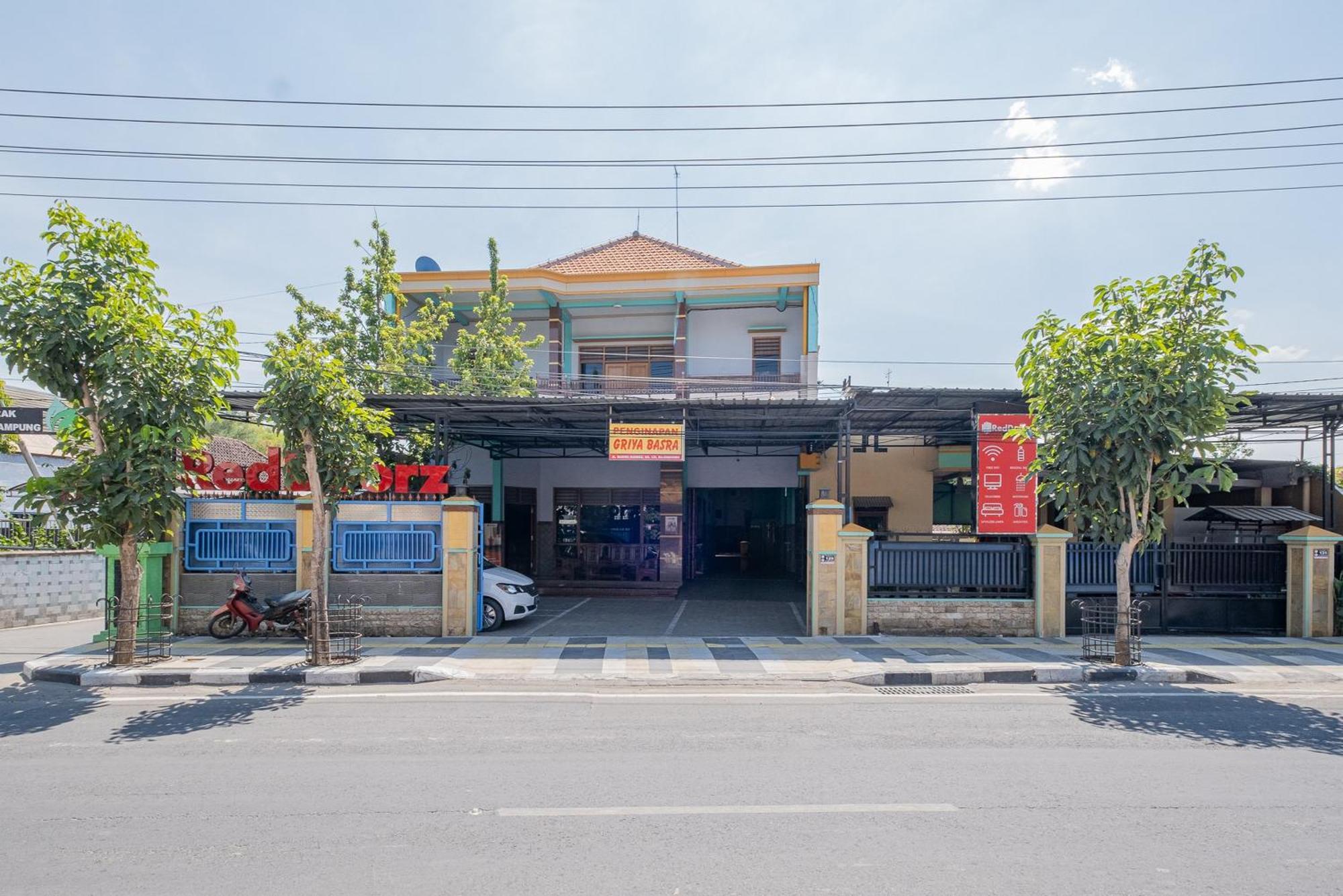 Отель Reddoorz Syariah Near Alun-Alun Bojonegoro Экстерьер фото